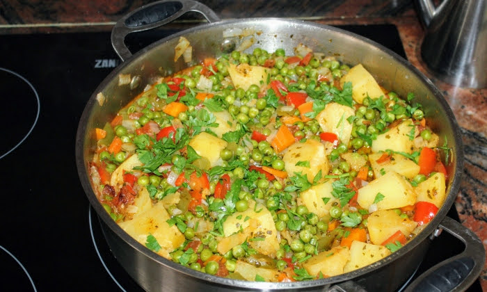 Лятна зеленчукова манджа с грах и картофи
