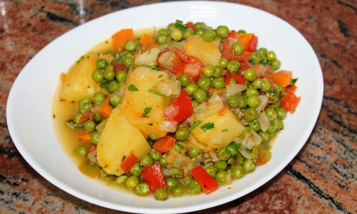 Лятна зеленчукова манджа с грах и картофи