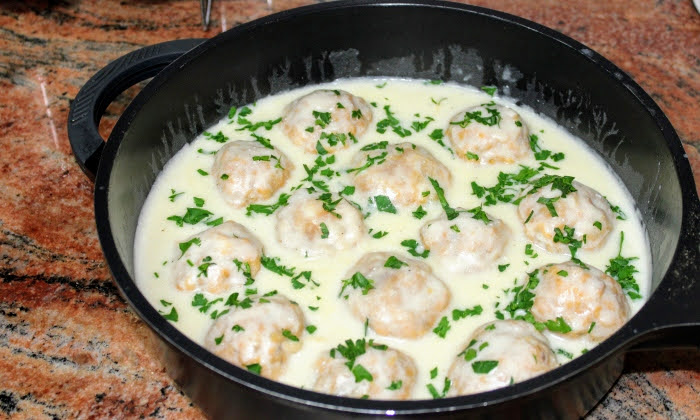Мързеливи сарми във вкусен бял сос