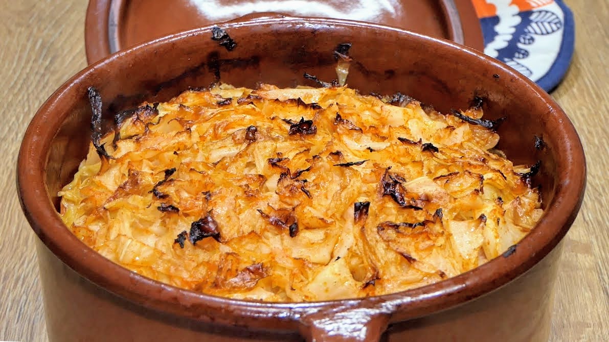 Простичка рецепта, но много вкусна. Няма нищо по-вкусно от зеле с месо в гювеч