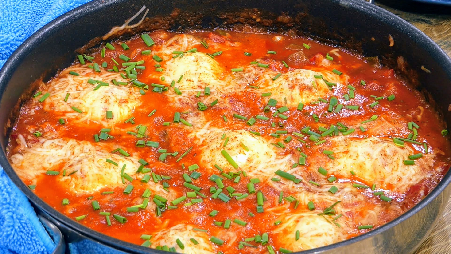 Впечатляващо вкусна и бърза рецепта за обяд или вечеря. Лесни яйца по турски. Приготвя се за минути snapshot68