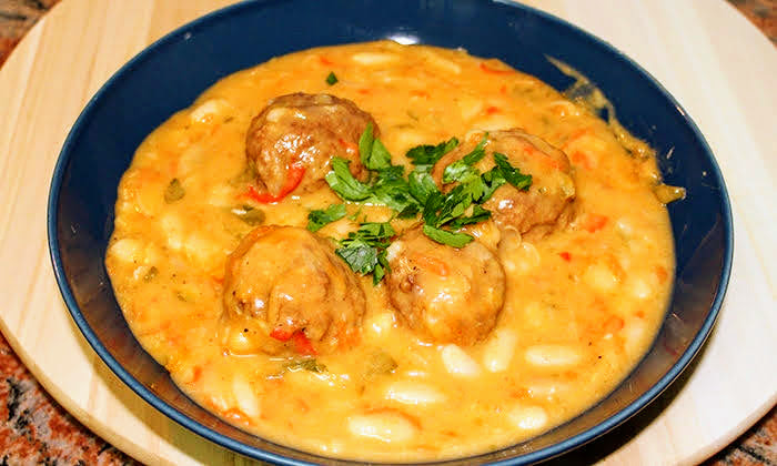 Боб яхния с вкусни кюфтета