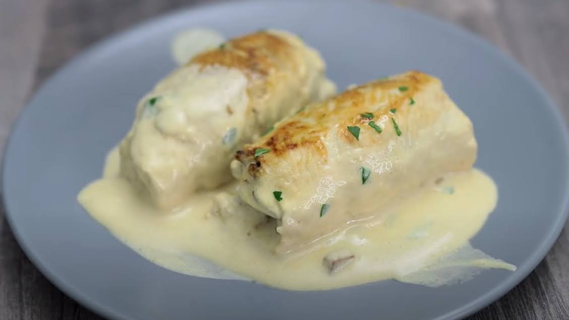 Вкусни пилешки рулца с гъби в кремообразен сос. Толкова е лесно за приготвяне, отнема само няколко минути пилешки рулца с гъби