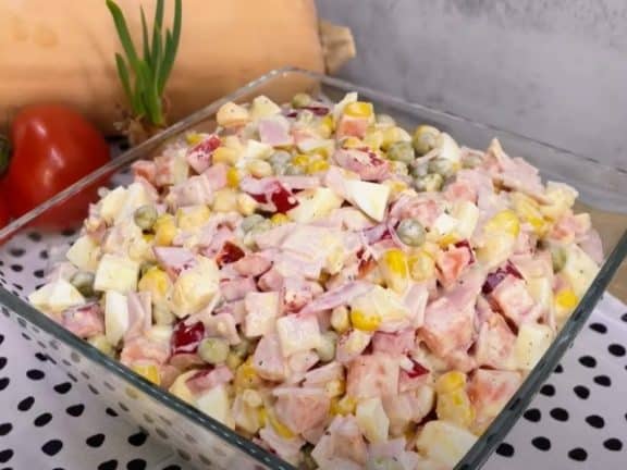 Ще се влюбите в тази ефектна салата: Невероятен вкус само с прости съставки и готова за 5 минути!