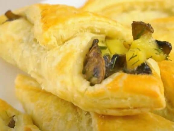 Апетитни фунийки от бутер тесто с вкусен пълнеж: Това предястие ще накара готвачите да ревнуват!