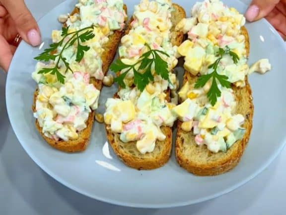 Салата-предястие: По тази рецепта става уникално вкусна, гостите ви ще ахнат!