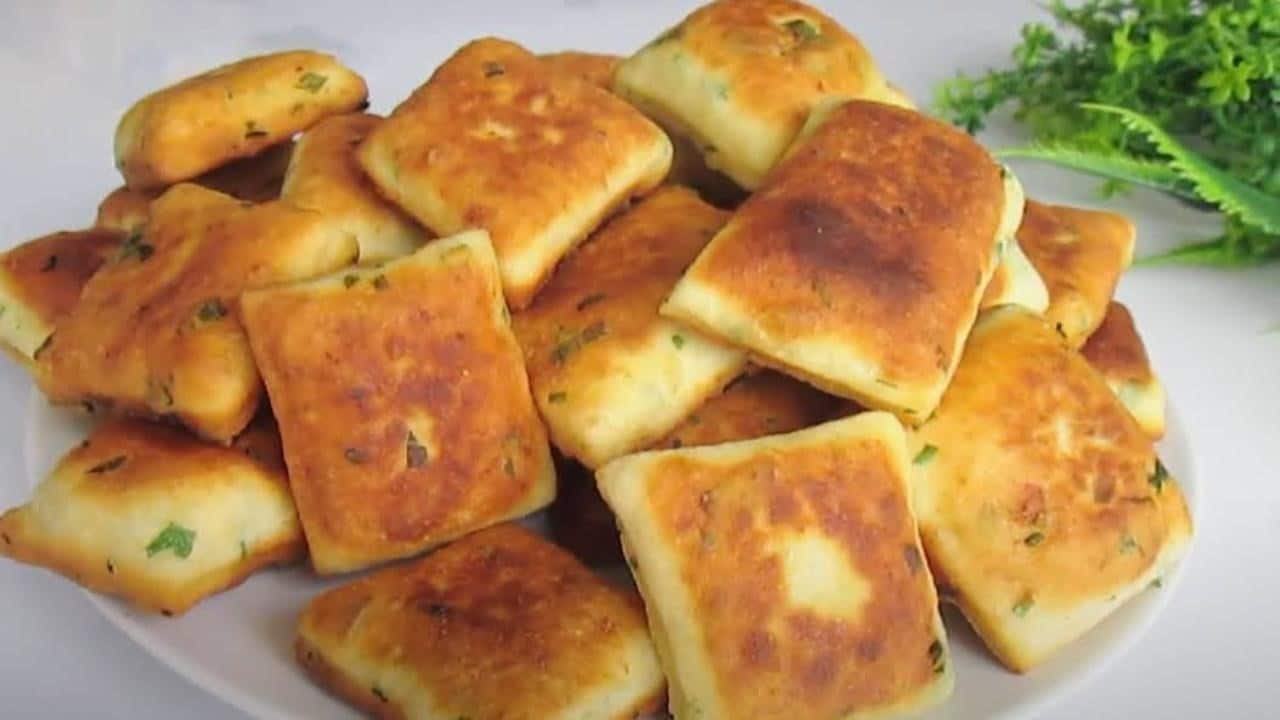 Вкусни бухти: Кисело мляко, брашно и сирене за 20 минути