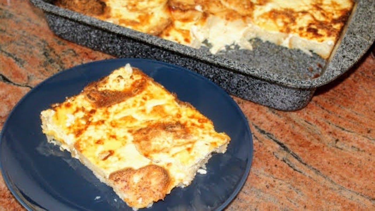 Лесна и мързелива: Вкусна баница от сух хляб по рецепта на баба