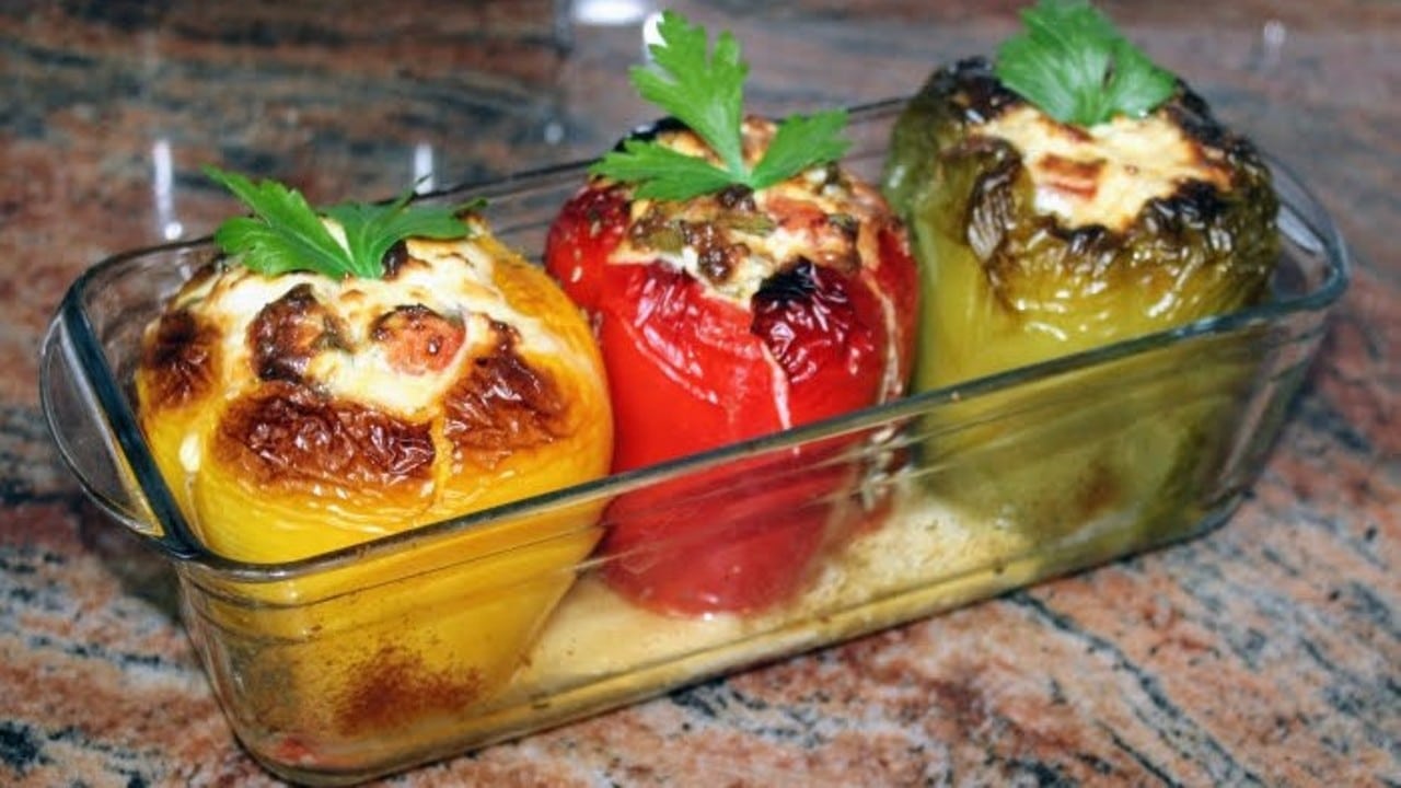 Ако имате 3 чушки, яйца и сирене – направете тези вкусни пълнени чушки у дома!