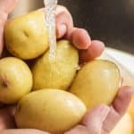 Хитрите домакини накисват картофите в това: Тайна за по-вкусни и перфектни картофи