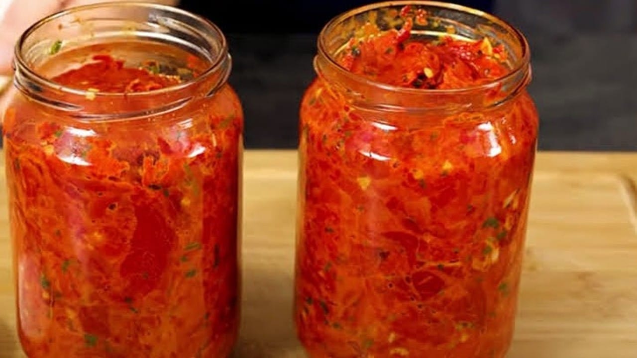 Апетитка в буркан: Най-вкусната зимнина, пълня килера вече 10 години 4 Апетитка в буркан: Най-вкусната зимнина, пълня килера вече 10 години