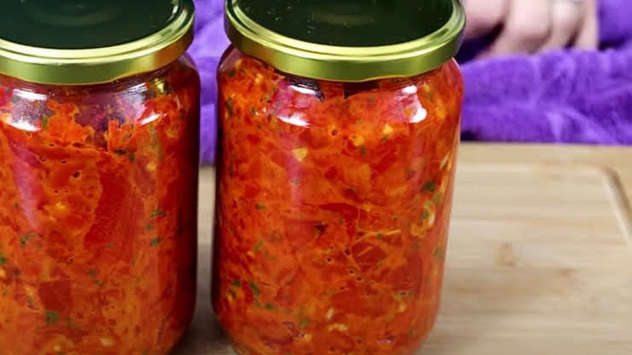 Апетитка в буркан: Най-вкусната зимнина, пълня килера вече 10 години 1 Апетитка в буркан: Най-вкусната зимнина, пълня килера вече 10 години