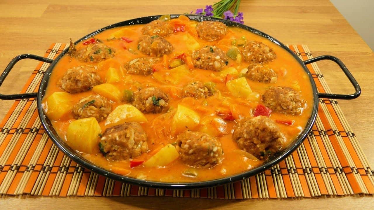 Лека и вкусна рецепта за кюфтета в сос, които ще се харесат на цялото семейство!