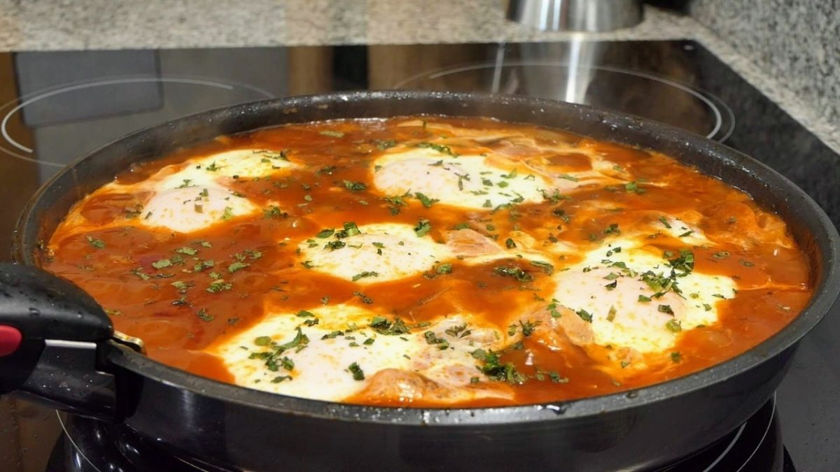 Толкова вкусна селска манджичка, че пръстите да си оближеш! Заминава едно хлебче с нея