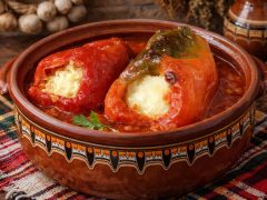 palneni-chushki-sas-sirene-i-yaica-v-gjuveche