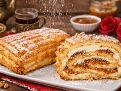 eklerovo-rulo-s-vanilov-krem-karamel-i-orehi