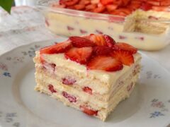 biskvitena-torta-s-yagodi-i-mlechen-krem