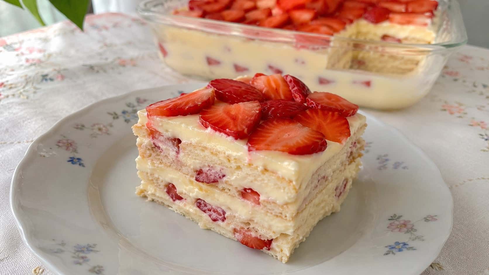 biskvitena-torta-s-yagodi-i-mlechen-krem