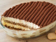 domashno-tiramisu-s-bishkoti-topi-se-v-ustata