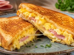 sandvich-s-yaytsa-shunka-i-kashkaval
