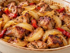 drusan-kebap-sas-svinsko-mnogo-luk-i-chervena-chushka