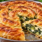 spiralna-banitsa-sas-zelena-planka-i-sirene-razryazana-v-metalna-tava