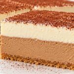 Kremove parche desert Kapuchino bez pechene s biskvitena osnova, kafeen krem, svetal kremov sloy i kakaova poraska.