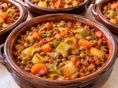 glineni-gyuvecheta-s-leshta-koltsa-praz-kubcheta-morkovi-i-domati-zapecheni-na-furna