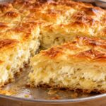 zlatista-banitsa-s-tocheni-kori-byalo-sirene-i-izvadeno-parche-v-metalna-tava