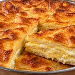 zlatista-banitsa-sas-sirene-i-izvadeno-parche-v-kragla-metalna-tava