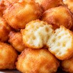 Obrashtashti se buhtichki s kiselo mlyako, zlatisto izparzheni i podredeni v chiniya, s edna razchupena buhtichka i vidima puhka sreda.