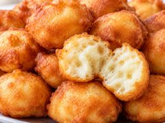 Obrashtashti se buhtichki s kiselo mlyako, zlatisto izparzheni i podredeni v chiniya, s edna razchupena buhtichka i vidima puhka sreda.