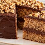 orehova-torta-s-dva-blata-shokoladov-ganash-i-narezani-orehi-otgore-s-otryazano-parche