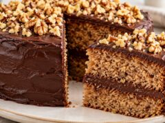 orehova-torta-s-dva-blata-shokoladov-ganash-i-narezani-orehi-otgore-s-otryazano-parche
