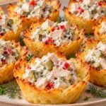 osem-zlatisti-kashkavaleni-chashki-s-pileshka-salata-i-kiseli-krastavichki