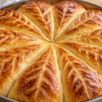 zlatista-pitka-s-testeni-lista-i-proryazani-zhilki-v-kragla-metalna-tava