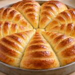 zlatista-pitka-s-nabrazdeni-testeni-midi-v-kragla-metalna-tava