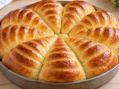 zlatista-pitka-s-nabrazdeni-testeni-midi-v-kragla-metalna-tava
