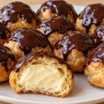 zlatisti-profiteroli-s-shokoladova-zalivka-i-razrezyan-profiterol-s-vanilov-krem-v-chiniya