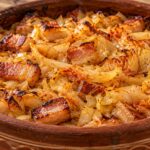 zapecheno-pryasno-zele-s-parcheta-slanina-i-luk-v-glinen-sad