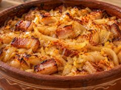 zapecheno-pryasno-zele-s-parcheta-slanina-i-luk-v-glinen-sad
