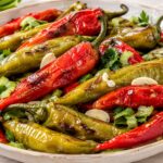 pecheni-cherveni-i-zeleni-chushki-s-rezeni-chesan-lista-i-parchentsa-tselina-podneseni-v-keramichna-chiniya