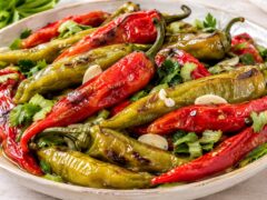 pecheni-cherveni-i-zeleni-chushki-s-rezeni-chesan-lista-i-parchentsa-tselina-podneseni-v-keramichna-chiniya