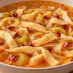 ryazana-chorba-s-testeni-lenti-praz-i-lyuta-chushka-v-kupa