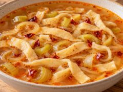 ryazana-chorba-s-testeni-lenti-praz-i-lyuta-chushka-v-kupa