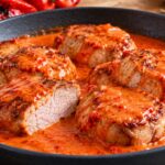 zapecheni-svinski-medalyoni-v-gast-kremoobrazen-cherven-sos-s-parchentsa-pecheni-chushki-v-tigan