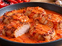 zapecheni-svinski-medalyoni-v-gast-kremoobrazen-cherven-sos-s-parchentsa-pecheni-chushki-v-tigan