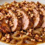 sochni-rezeni-svinsko-bon-file-s-karameliziran-luk-pecheni-orehi-i-sos-v-keramichna-chiniya