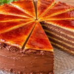 torta-dobosh-s-tanki-blatove-shokoladov-krem-i-karameleni-triagalnici