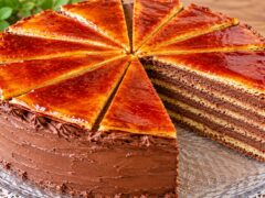 torta-dobosh-s-tanki-blatove-shokoladov-krem-i-karameleni-triagalnici
